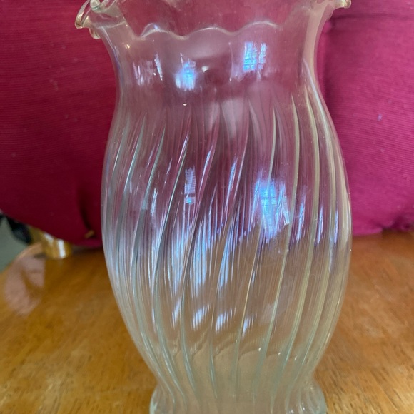 Clear Ribbd Glass Ruffle Top Flower Vase - Picture 2 of 4